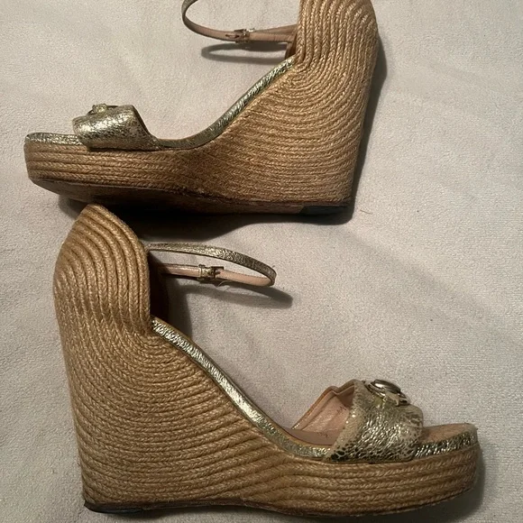 Gucci Gold Wedge Shoes for Elegant Occasions - Picture 3 of 10